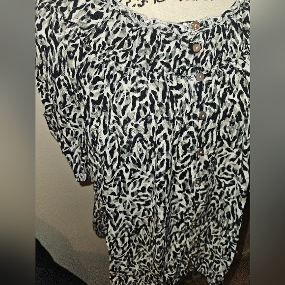 Womans Short Sleeve Button Down Blouse - Picture 2 of 10